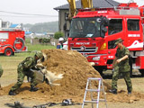 緊迫した空気の中、負傷者の救出を行う