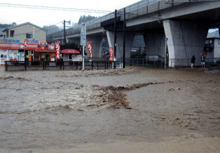 花月川の氾濫により冠水した国道212号（2012年7月3日）