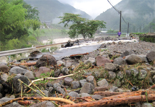 小野川の増水と山からの山砂により被害を受けた県道宝珠山日田線（2012年7月3日）