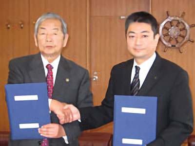 鴨川市役所での調印式