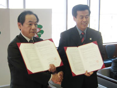上田市役所での調印式