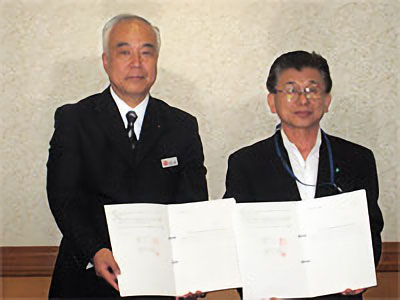 唐津市役所での調印式