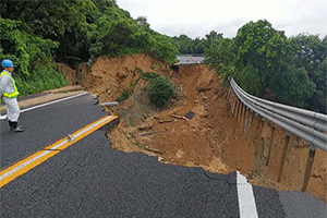 道路の被害（広島県安芸郡坂町広島呉道路）