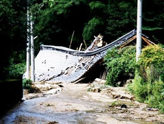 土砂流入による家屋全壊現場（上矢作町小田子地区）