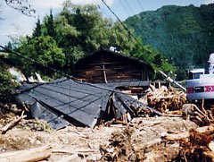 流木・土砂等の住家からの作業（上矢作町）