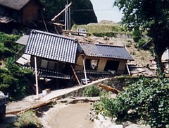 土砂による家屋全壊現場（上矢作町飯田洞地区）