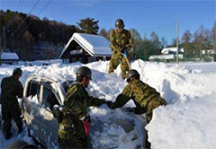 山梨県忍野村孤立住宅の除雪