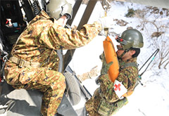 群馬県藤岡市　ホイストにより卸下する衛生隊員