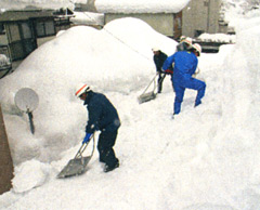 加茂市消防団と地元消防団による屋根雪除雪