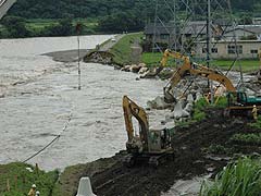 天竜川深沢川合流箇所堤防　決壊（H18/7/20）