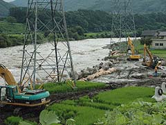 天竜川深沢川合流箇所堤防　決壊（H18/7/20）