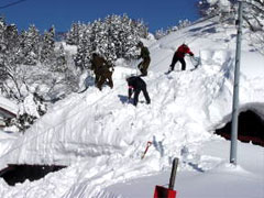 陸上自衛隊第2普通科連隊（高田駐屯地）による除雪