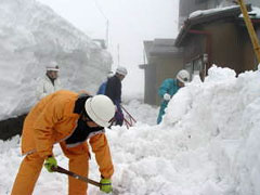 岩船広域消防組合　荒川町・村上市消防団員による除雪