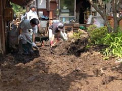 岡谷市川岸東　橋原地区　土石流が流れ込んで民家の敷地に厚く積もった土砂