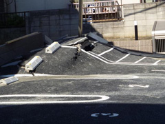 アスファルトが激しく隆起（栄町）