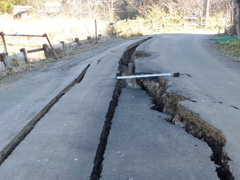 高根町でも道路に亀裂が走った