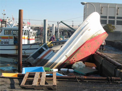 護岸に打ち上げられた船橋漁港の漁船（湊町）