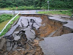 崩壊した道路