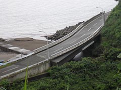 地震により歪んだ道路