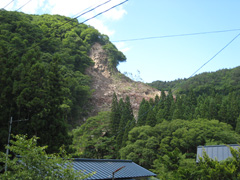 栗原市の崖崩れ現場