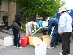 花山本沢地区給水活動〔写真提供：栗原市〕）