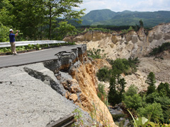 荒砥沢ダム上流部荒砥沢線大崩落〔写真提供：栗原市〕