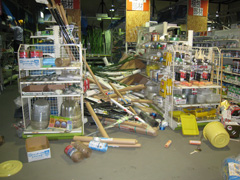 栗原市の店舗で、地震により散乱した商品