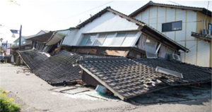 揺れにより倒壊した家屋