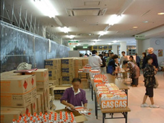 家庭用カセットコンロの配給　（ネーブル見附にて）