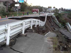 国道17号川口町天納道路崩壊（H16.10.24 撮影）