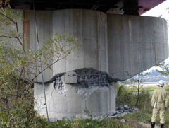 国道17号（小千谷大橋）橋脚損傷（H16.10.25 撮影）