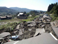 国道117号川口町破壊された幹線道路（H16.10.24 撮影）
