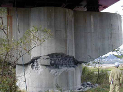 国道17号（小千谷大橋）橋脚損傷（H16.10.25 撮影）