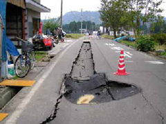 小千谷市木津　下数同の陥没により被災した道路（H16.10.25 撮影）
