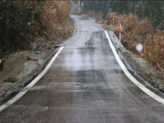 亀裂の入った県道の復旧状況（慶地地内　撮影日 H16.12.21）