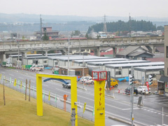 建設中の仮設住宅　（「越後妻有交流館・キナーレ」前　撮影日 H16.11.22）