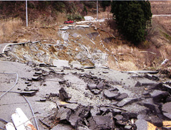 国道17号川口町天納道路崩壊（H16.10.24 撮影）