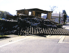 国道117号川口町破壊された幹線道路（H16.10.24 撮影）