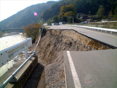 渓岸浸食による道路の崩壊
