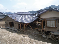 堤防が破壊されたことにより浸水し、倒壊した住家