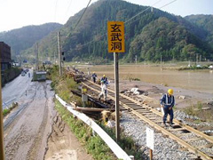 円山川の増水により無残な姿となったJR山陰本線（城崎町上山）