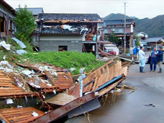 5メートル以上水に浸かり、多くの家の土壁が流された（赤崎区）