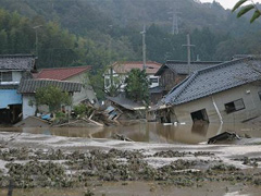 鳥居橋上流の左岸の堤防が決壊し多くの民家が壊滅的な被害を受けた(鳥居地区)