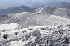 頂上山荘越しに見える八丁ダルミ方向