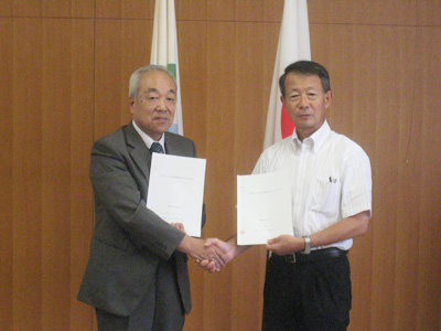 調印式の様子