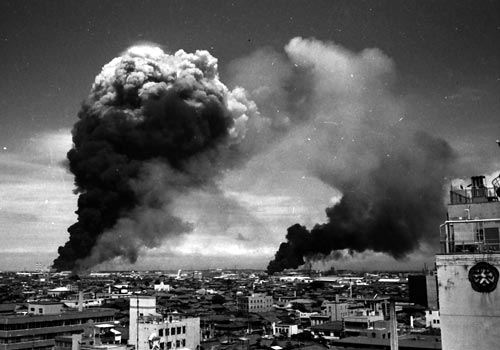 石油タンクの火災　16日1時16分、市役所屋上から