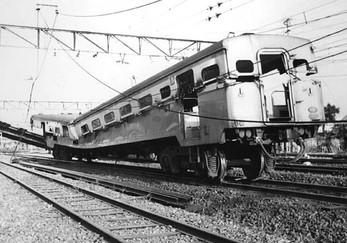 東跨線橋の落ちた橋桁で潰れた列車