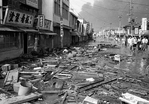石油タンクの火災　16日1時16分、市役所屋上から