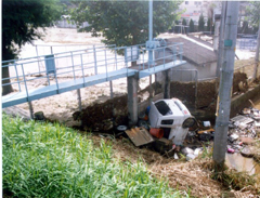 水路に流れ着いた車(昭和町南小学校西側水路)